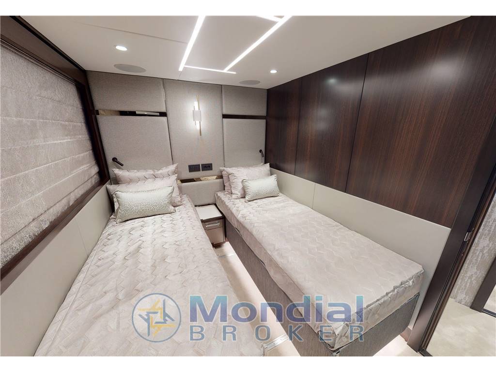 Sunseeker 88 yacht