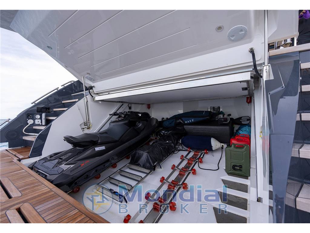 Sunseeker 100 yacht