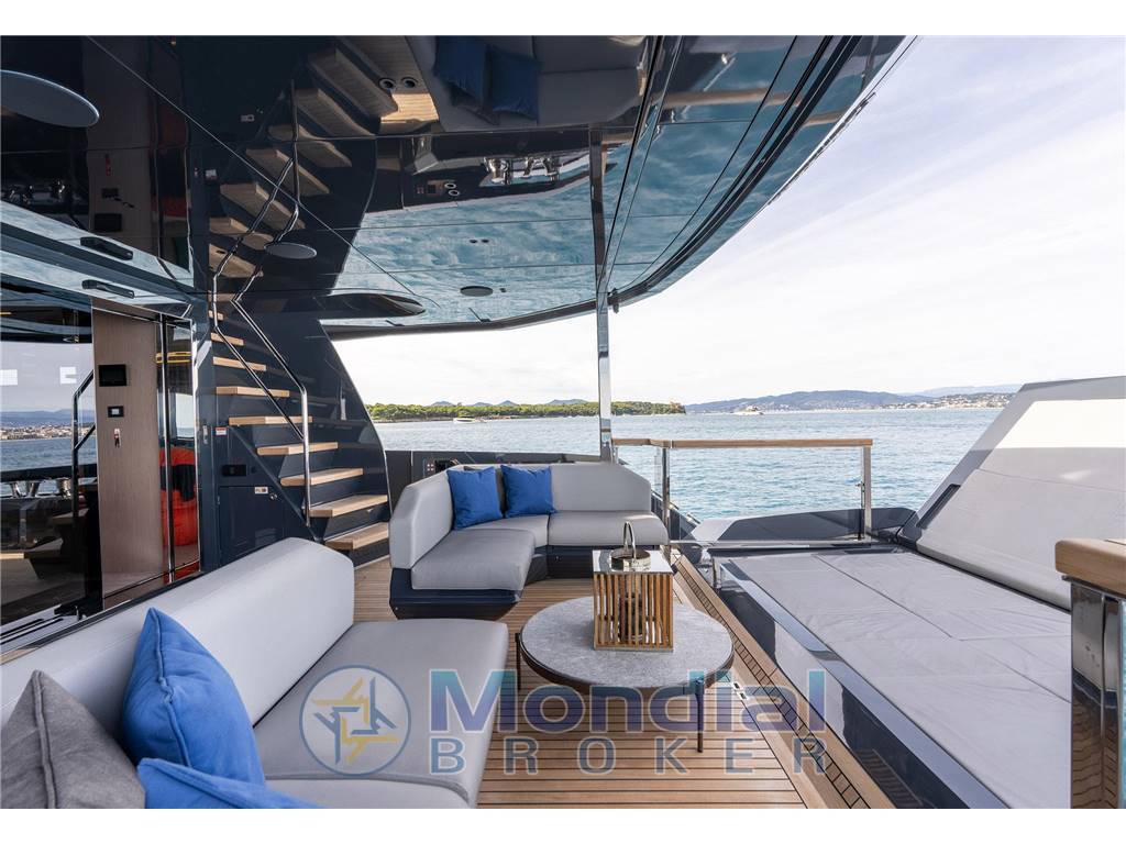 Sunseeker 100 yacht