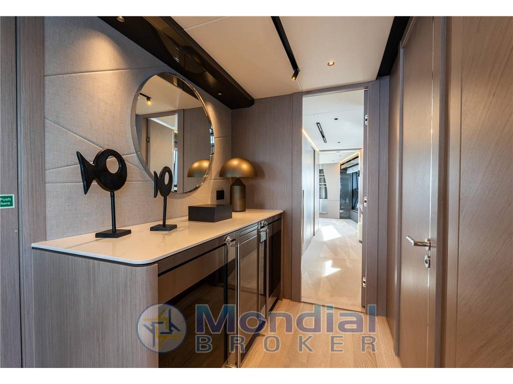 Sunseeker 100 yacht