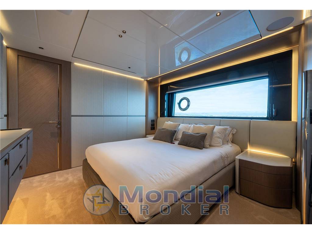 Sunseeker 100 yacht