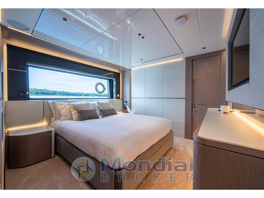 Sunseeker 100 yacht