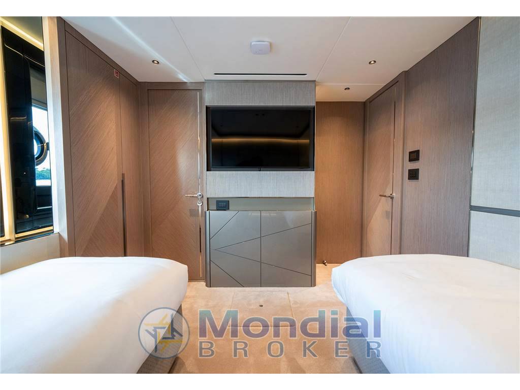 Sunseeker 100 yacht