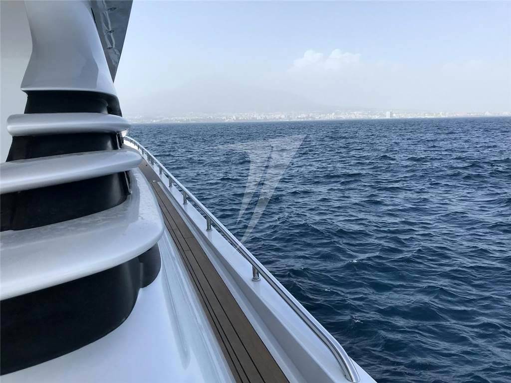 Pershing 90