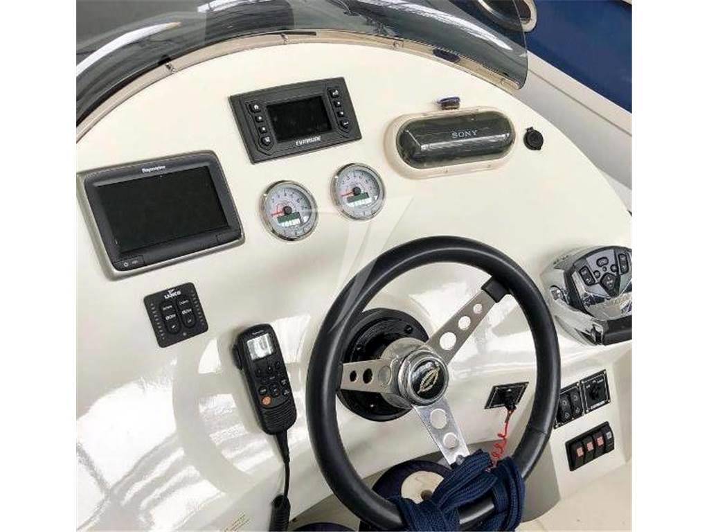 Magnum marine Magnum 27' center