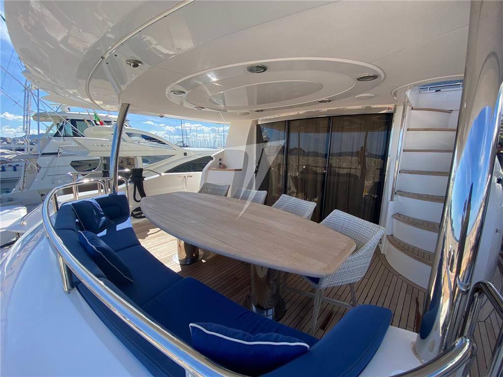 Sunseeker 90 yacht