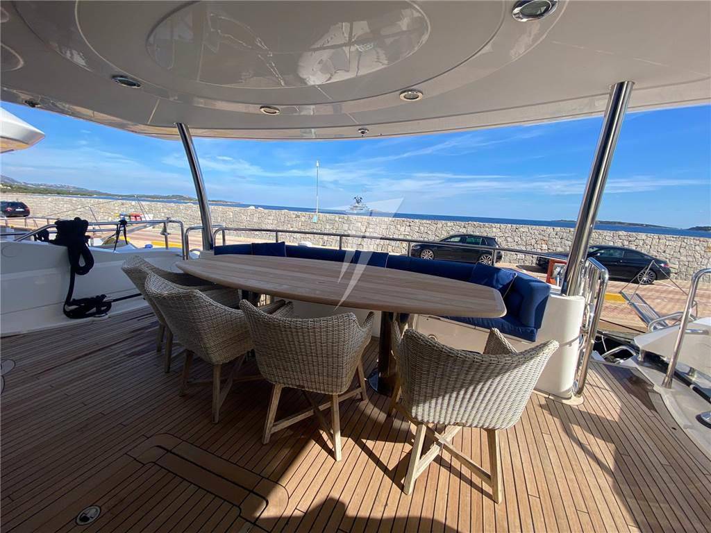 Sunseeker 90 yacht