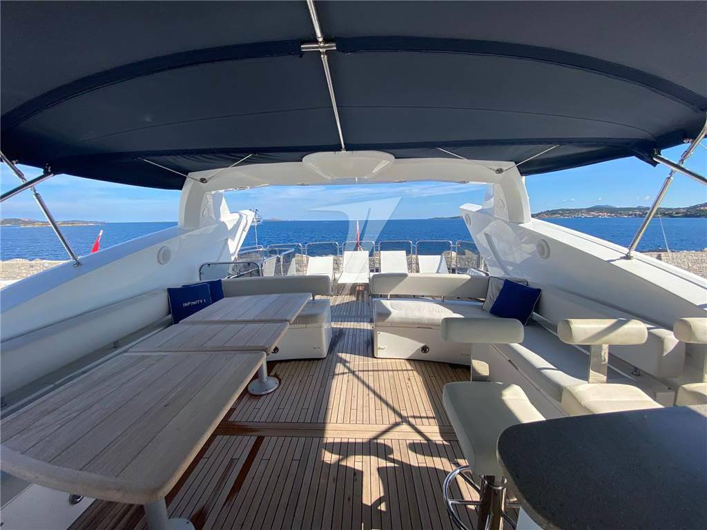 Sunseeker 90 yacht