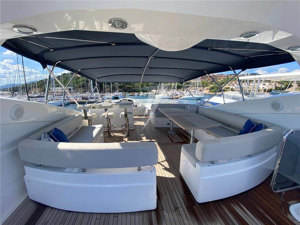 Sunseeker 90 yacht