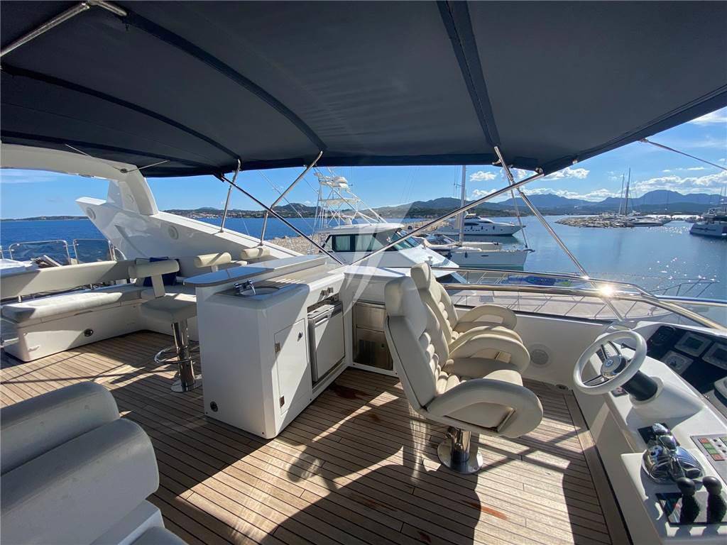 Sunseeker 90 yacht