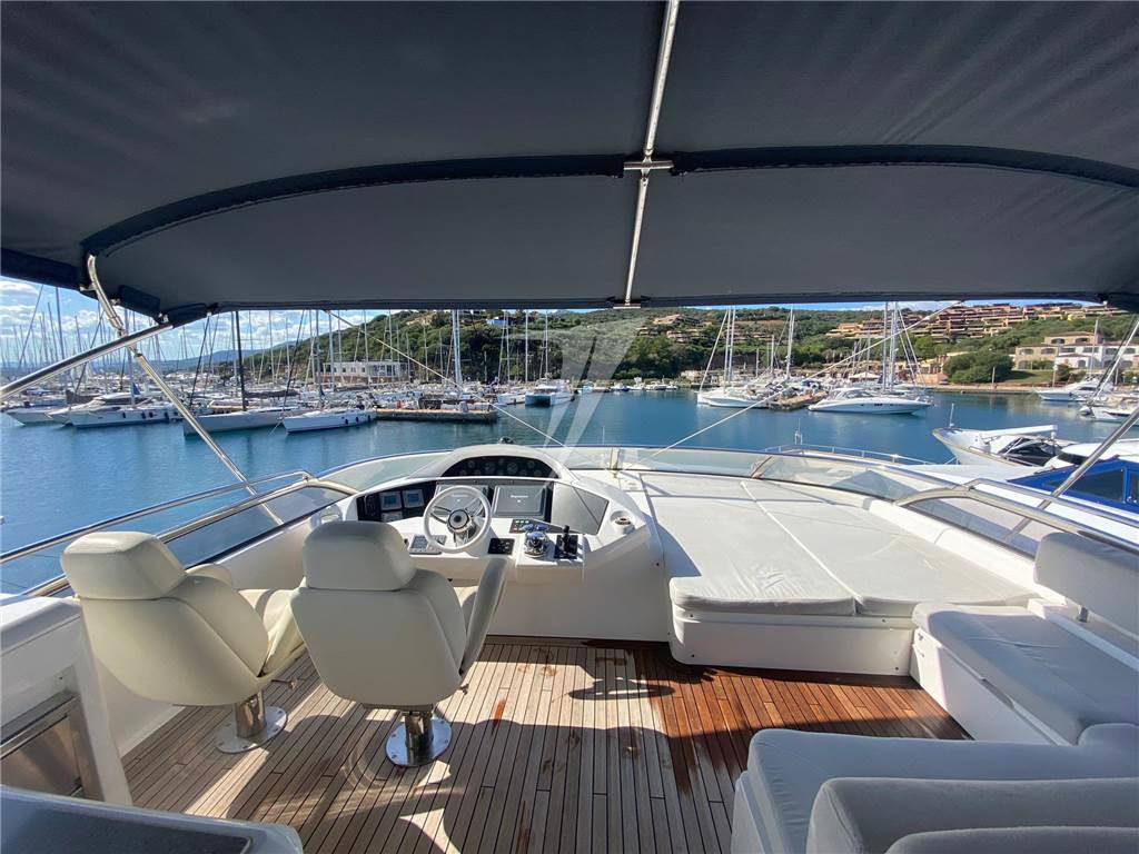 Sunseeker 90 yacht
