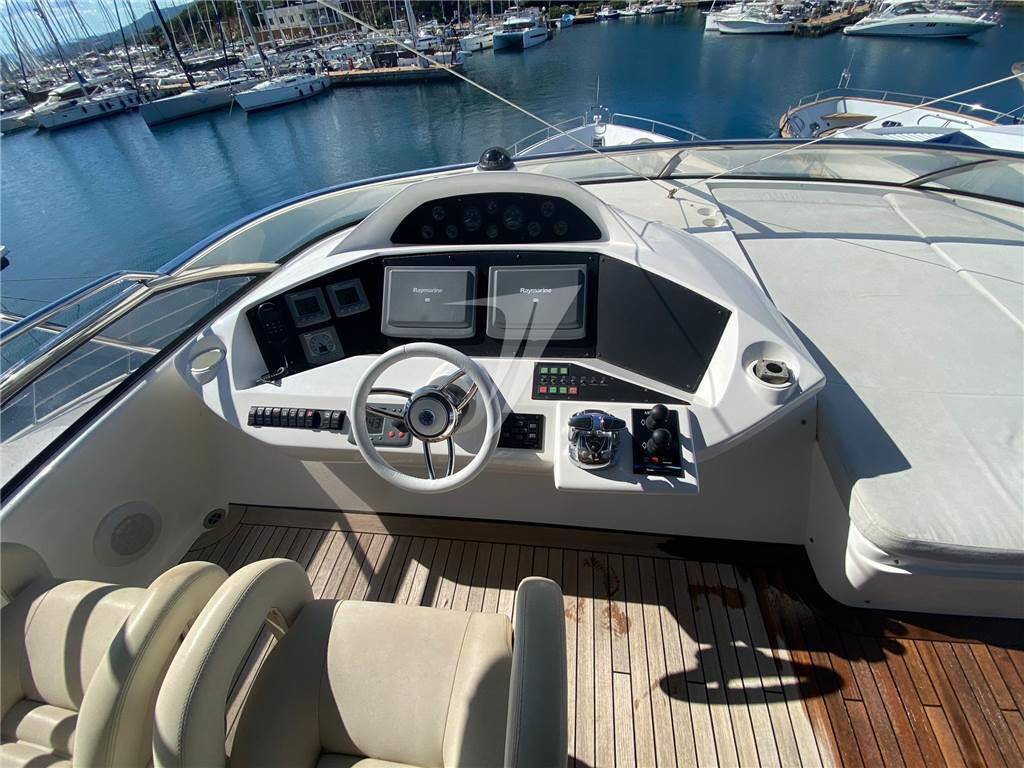Sunseeker 90 yacht
