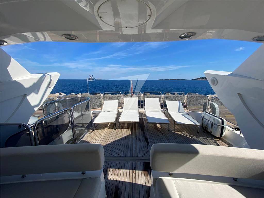 Sunseeker 90 yacht