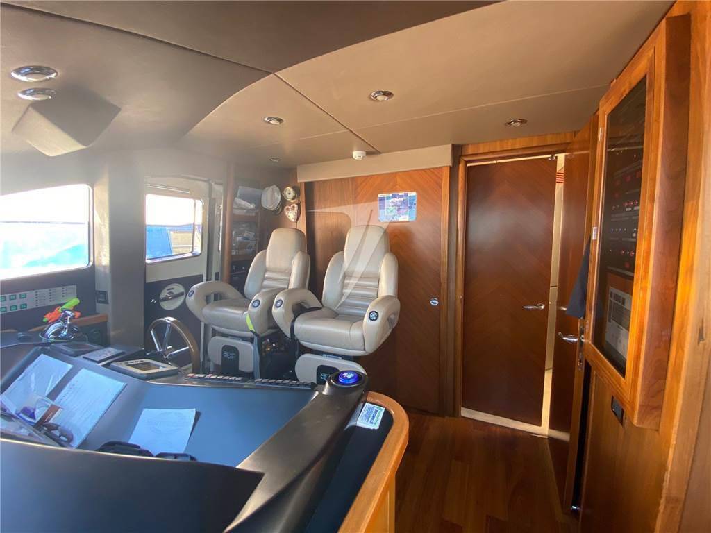 Sunseeker 90 yacht