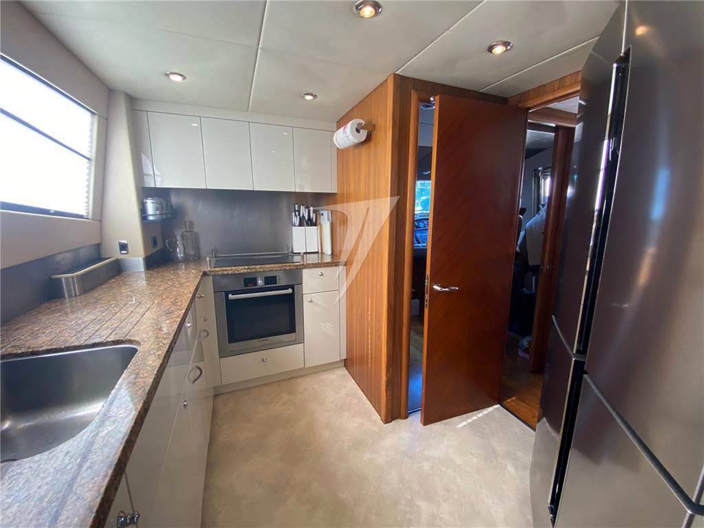 Sunseeker 90 yacht