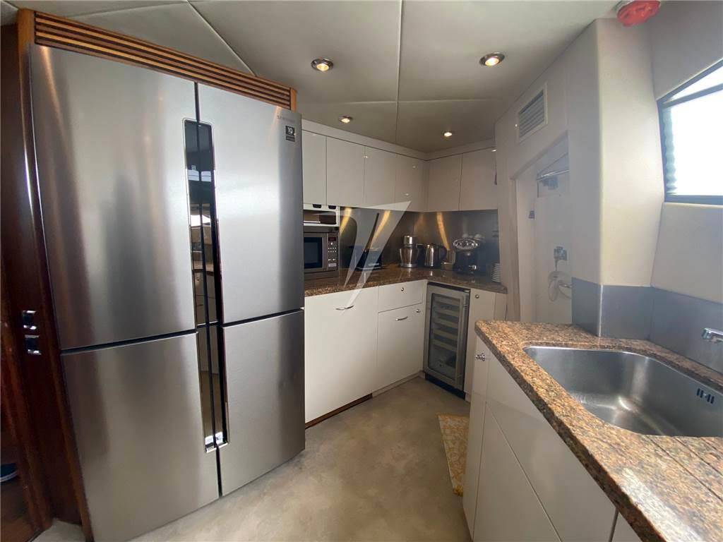 Sunseeker 90 yacht