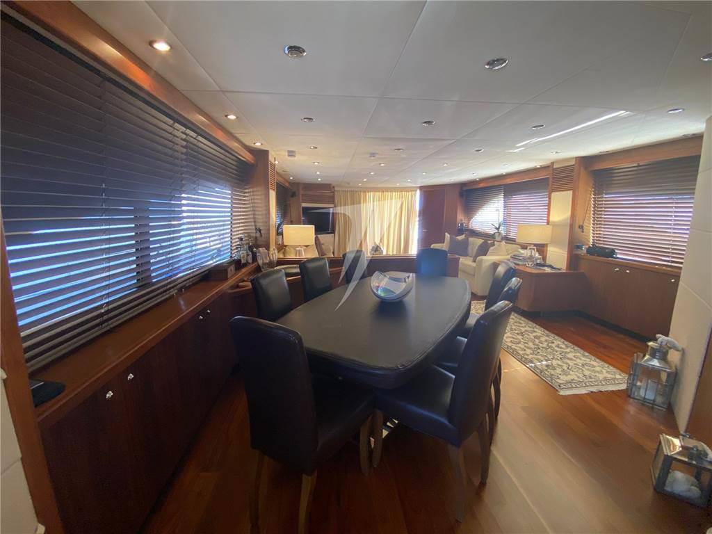 Sunseeker 90 yacht