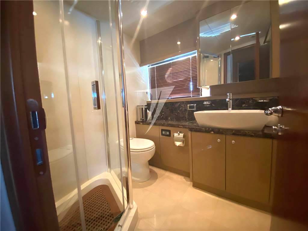 Sunseeker 90 yacht