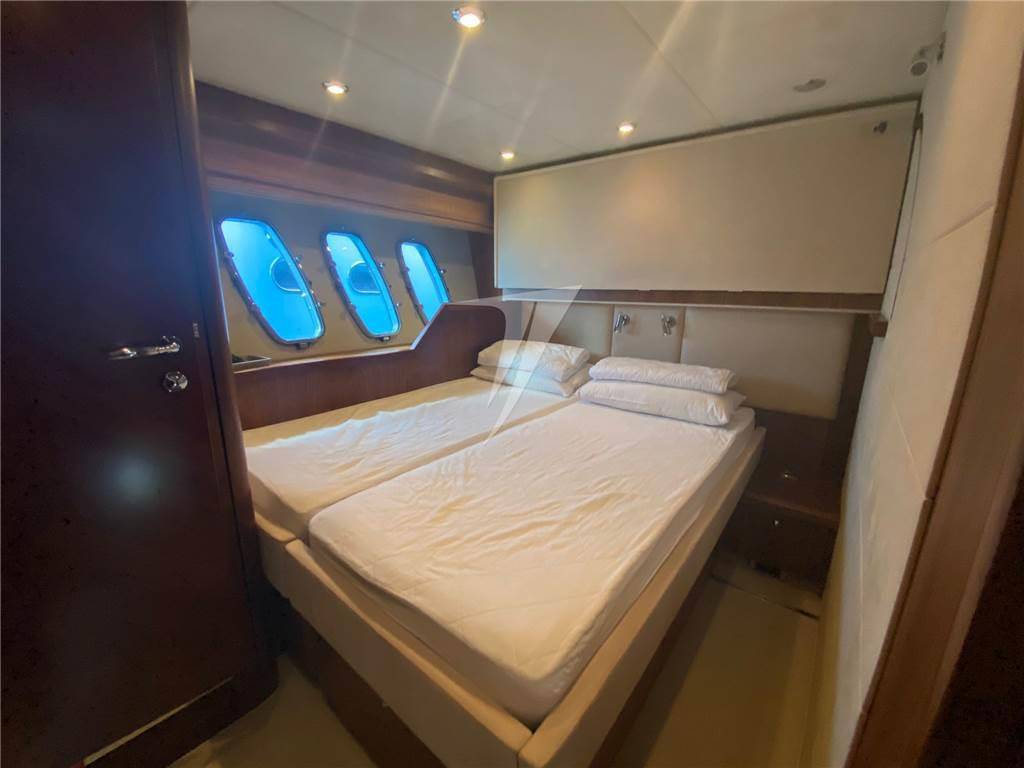 Sunseeker 90 yacht