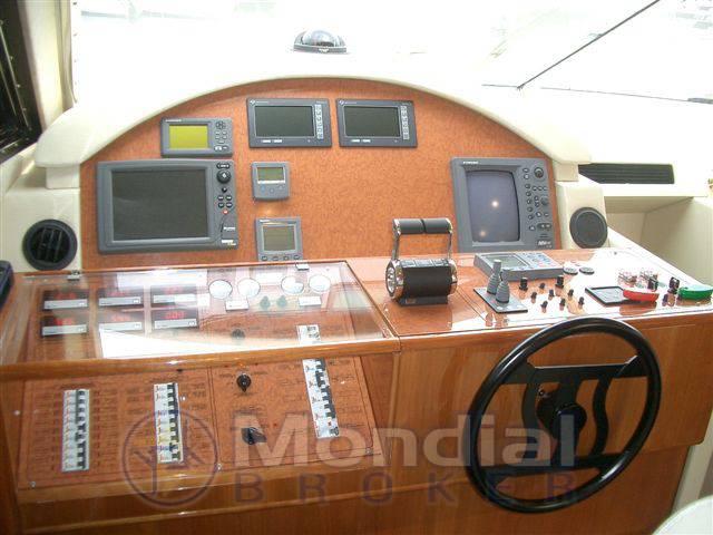 Ferretti 68' fly
