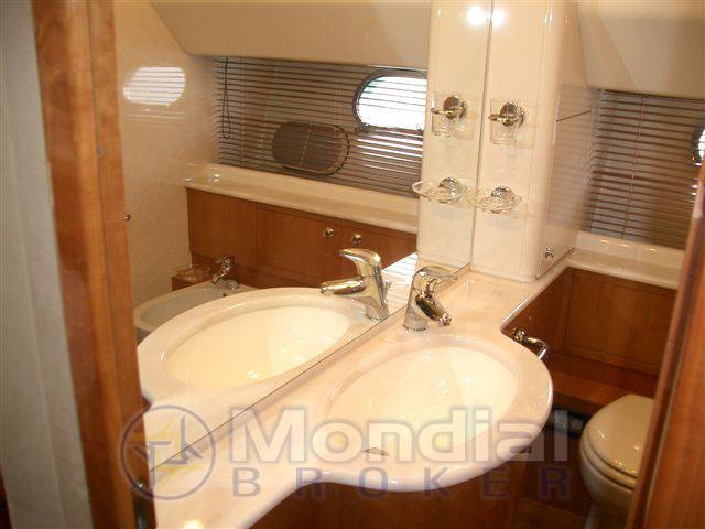 Ferretti 68' fly