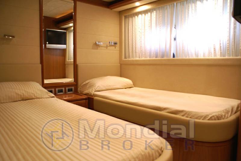 Ferretti 830