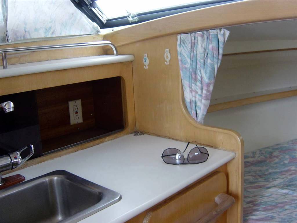 Bertram yacht 28 fly