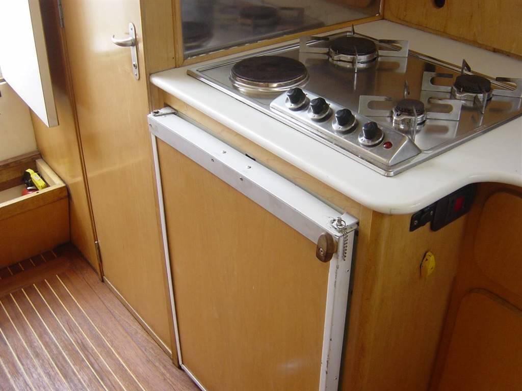 Bertram yacht 28 fly