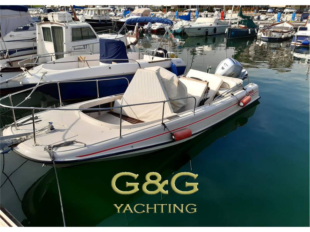Boston whaler Outrage 21