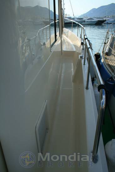 Mainship Trawler fly
