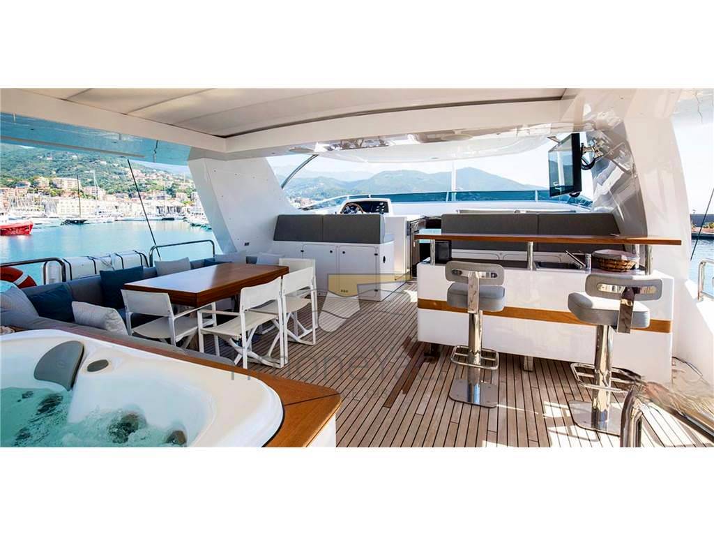 Benetti Delfino 93