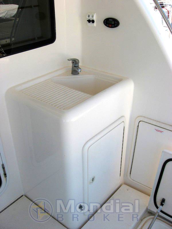 Riviera 33 flybridge cruiser