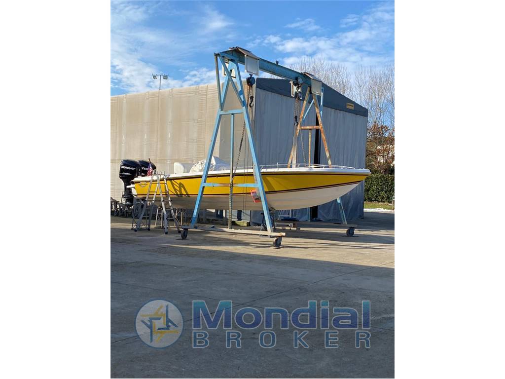 Magnum marine 27 center console