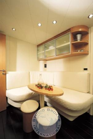 Pershing 76