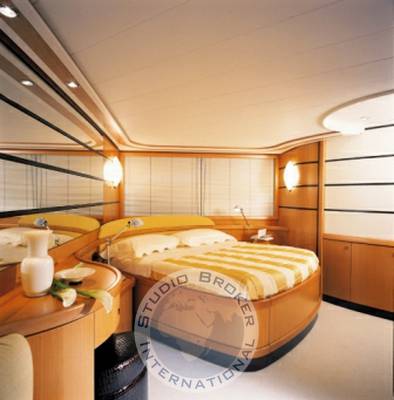 Pershing 76
