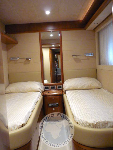 Ferretti 830