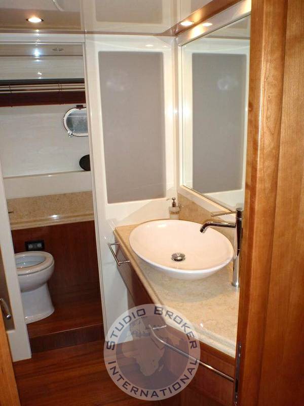 Ferretti 830