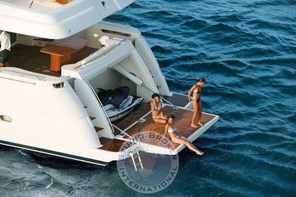 Ferretti 830