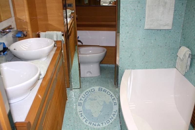 Benetti 85 legend