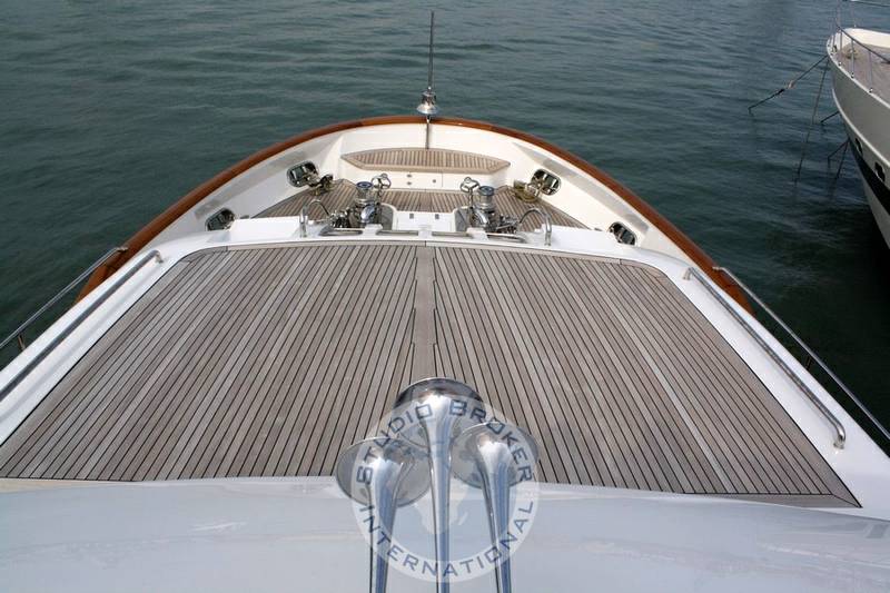 Benetti 85 legend
