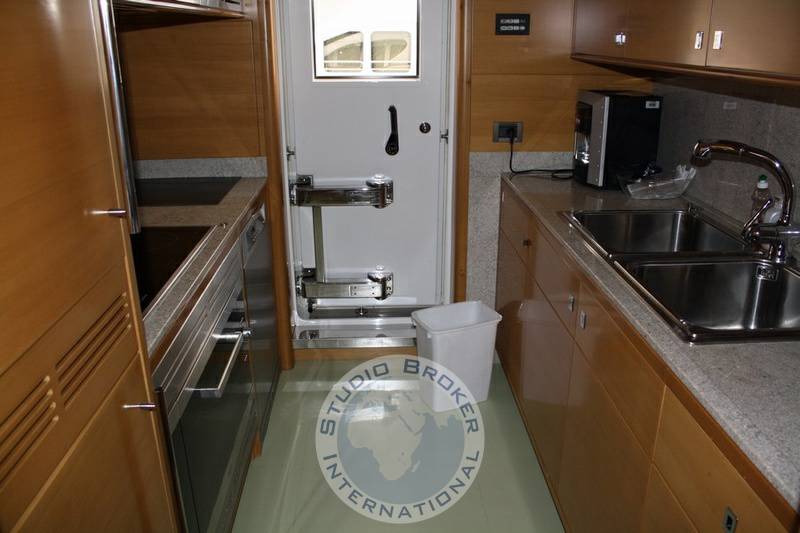 Benetti 85 legend