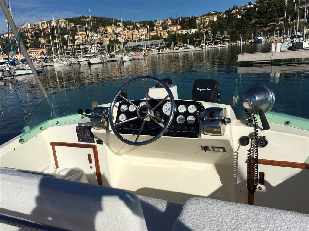 Bertram 28 fly