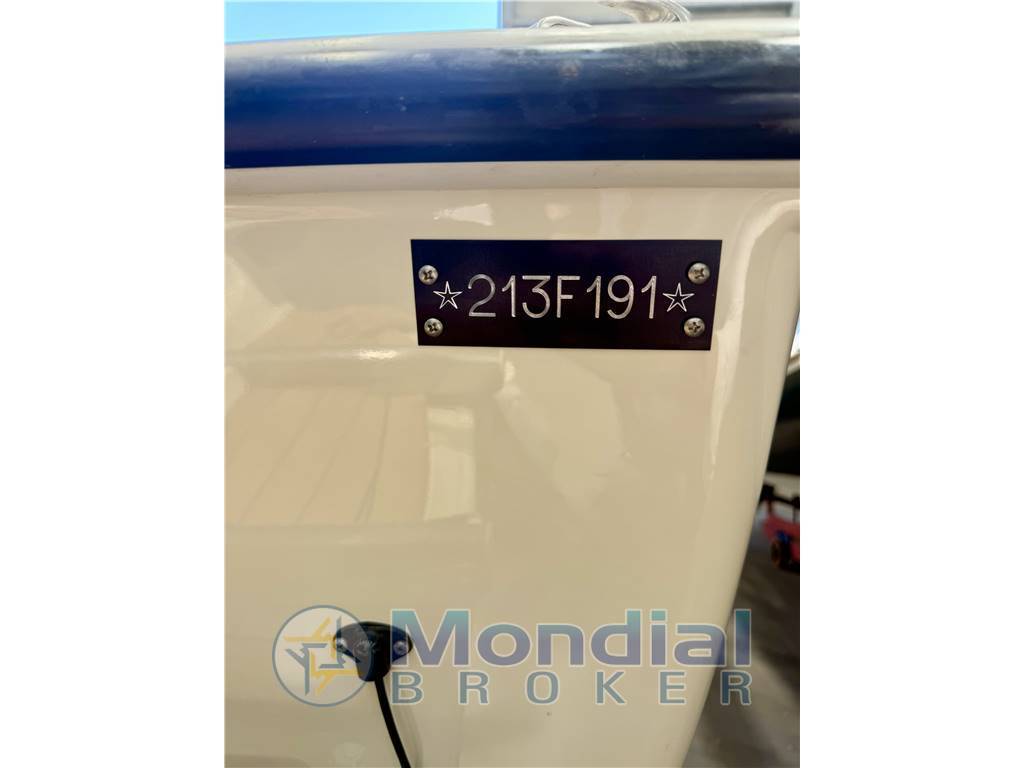 Boston whaler Outrage 25