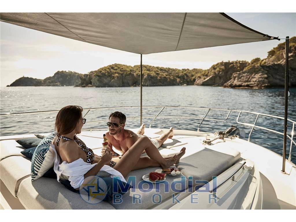 Jeanneau Prestige 590 flybridge