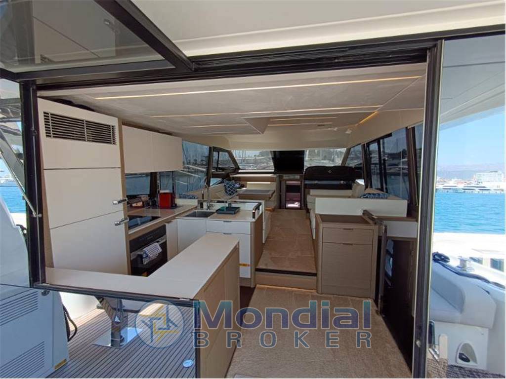 Jeanneau Prestige 590 flybridge