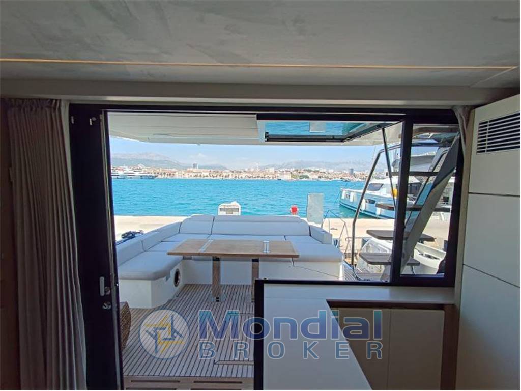 Jeanneau Prestige 590 flybridge