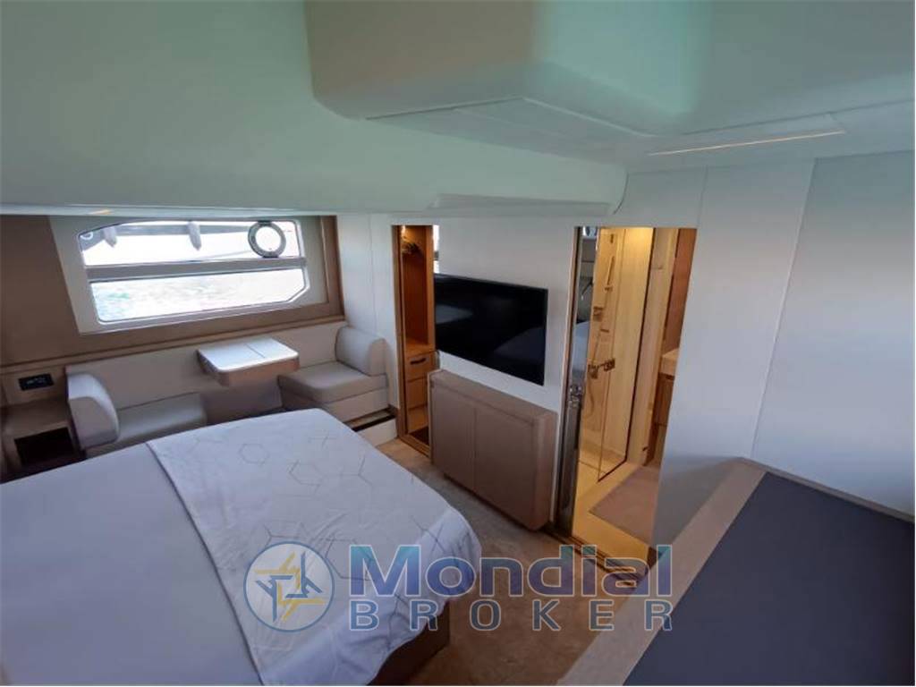 Jeanneau Prestige 590 flybridge