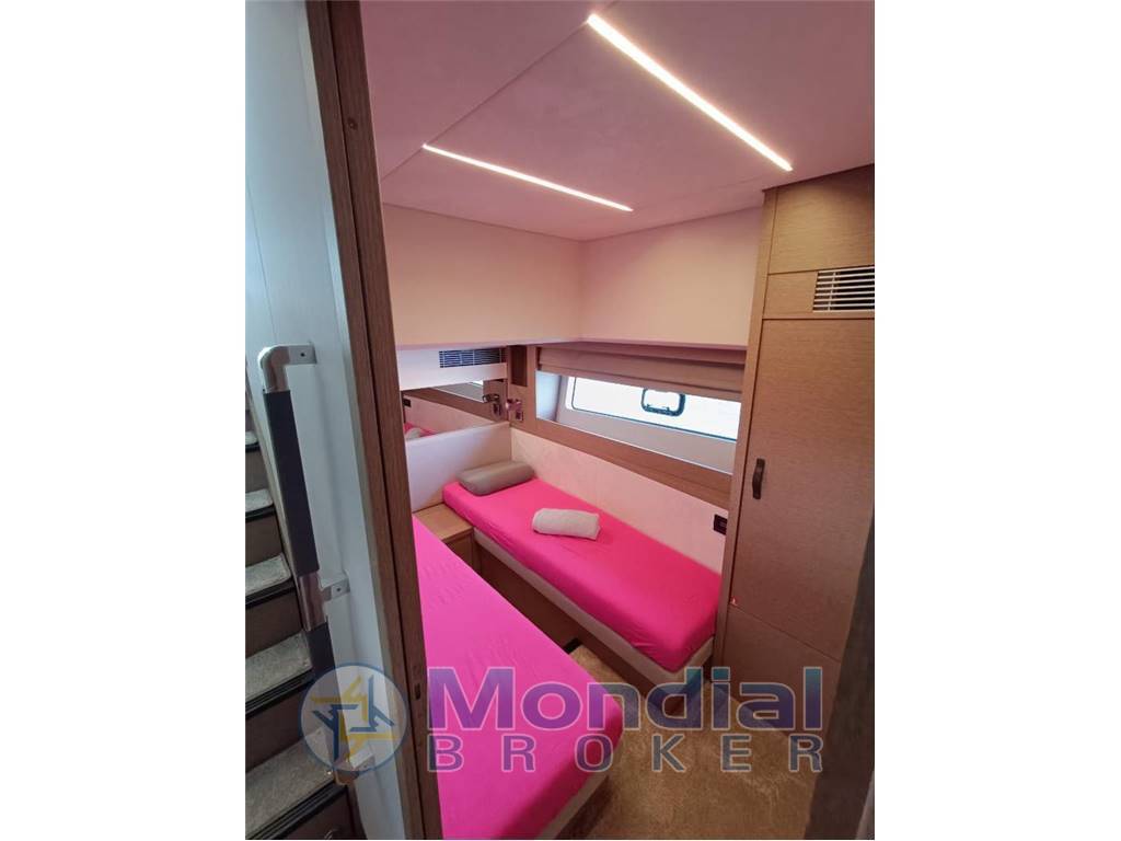 Jeanneau Prestige 590 flybridge