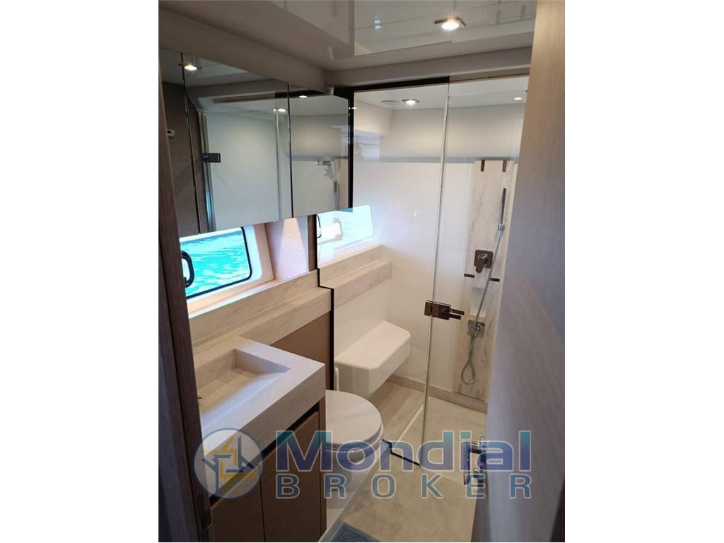 Jeanneau Prestige 590 flybridge