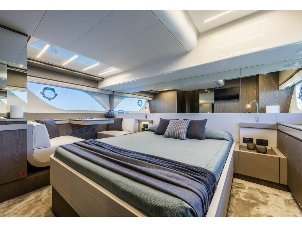 Ferretti yachts 550